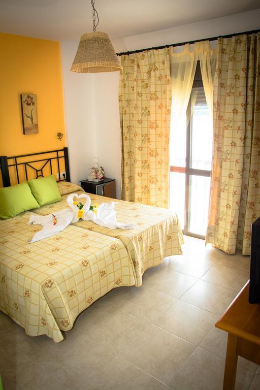 Hostal Malia Conil De La Frontera Exterior photo