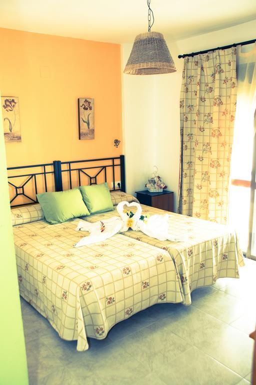 Hostal Malia Conil De La Frontera Exterior photo