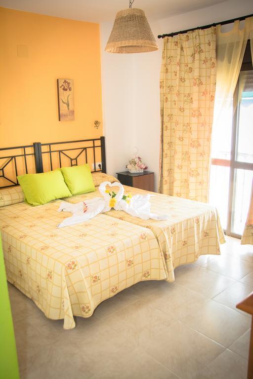 Hostal Malia Conil De La Frontera Exterior photo